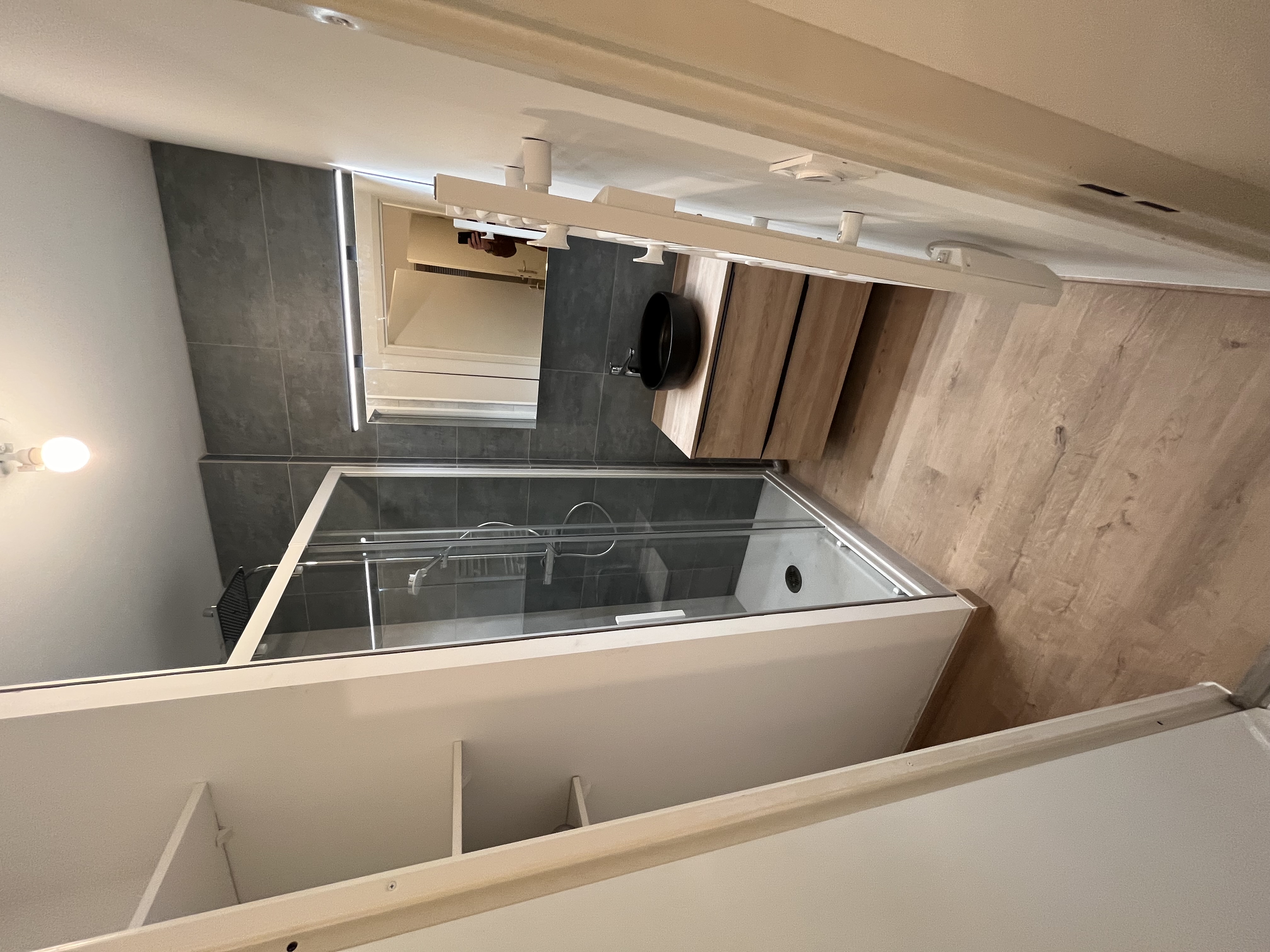 Faire appel à Gabrielle Habitat, c’est bénéficier d’un pilotage complet de votre chantier. Un seul interlocuteur coordonne tous les artisans, contrôle la qualité des travaux, et garantit le respect du budget et des délais. C’est la solution idéale pour une rénovation sereine et bien organisée.